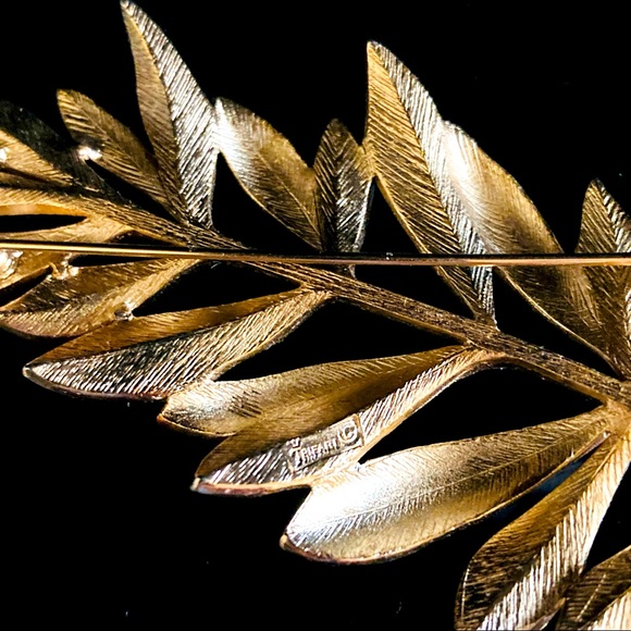 Vintage Large Crown Trifari Gold Tone Leaf Brooch - Picture 4 of 4
